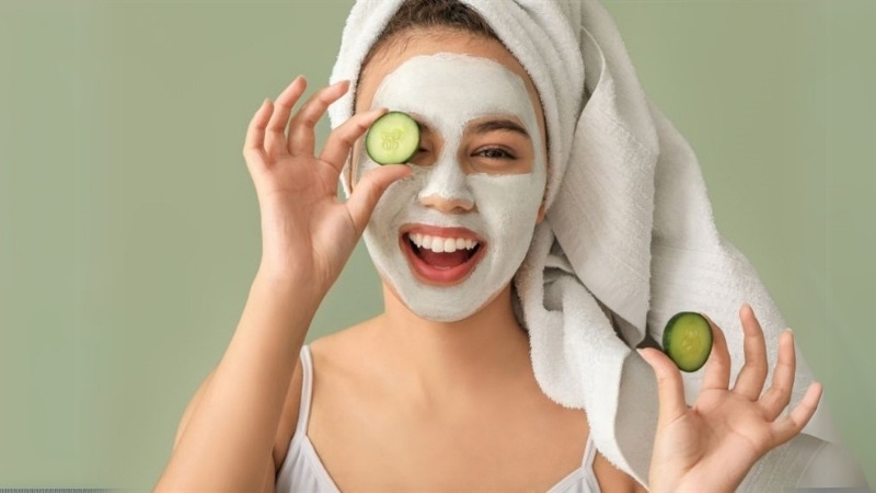 Cách làm mặt nạ tại nhà để dưỡng ẩm từ dưa leo như sau.